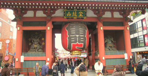 The Kaminarimon or Thunder Gate at the Sensoji Temple - "Kaminarimon (outer gate), Sensoji Temple, Akakusa, Tokyo" by Daderot - Own work. Licensed under Public Domain via Commons - https://commons.wikimedia.org/wiki/File:Kaminarimon_(outer_gate),_Sensoji_Temple,_Akakusa,_Tokyo.jpg#/media/File:Kaminarimon_(outer_gate),_Sensoji_Temple,_Akakusa,_Tokyo.jpg